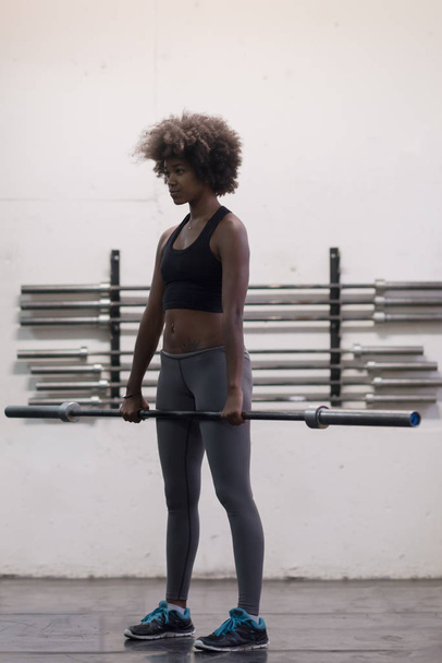 black woman lifting empty bar - Valokuva, kuva