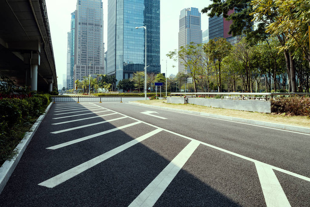 Tyhjä asfalttitie
 - Valokuva, kuva