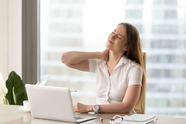 Втомлена бізнес-леді страждає від офісного синдрому
 - Фото, зображення