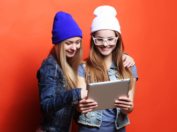 hipster girls friends taking selfie with digital tablet, studio - Foto, Imagem