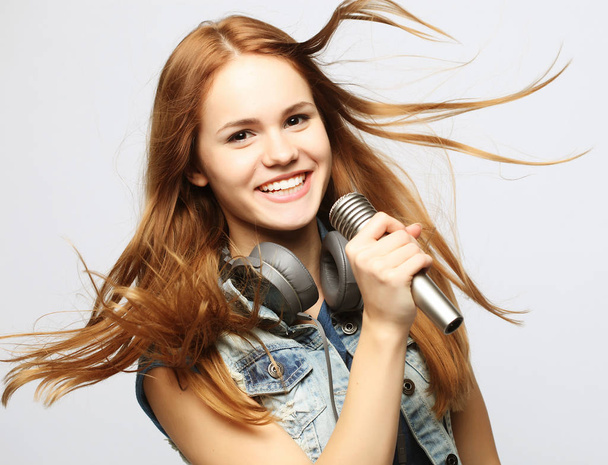 young girl with microphone sings - 写真・画像