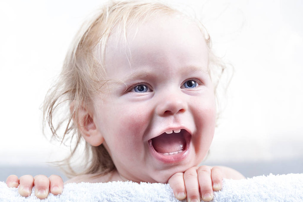portret śmieszne dziecko toddler blond chłopiec - Zdjęcie, obraz