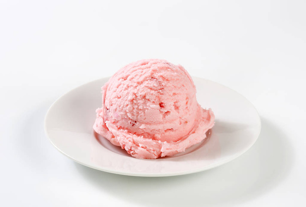 scoop of pink ice cream - Foto, Imagem