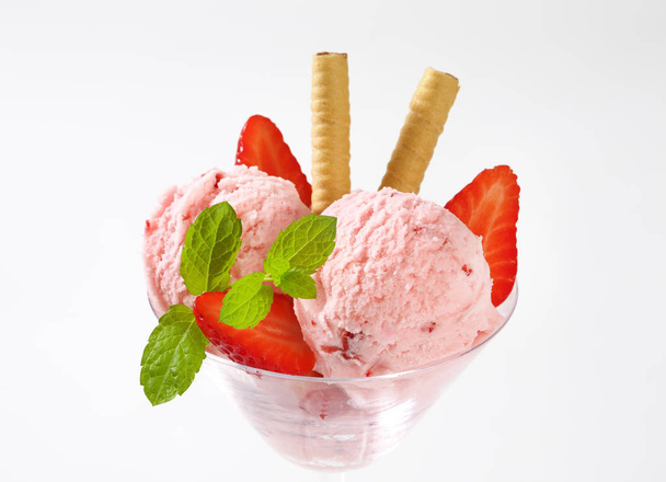 gelado de morango sundae
 - Foto, Imagem