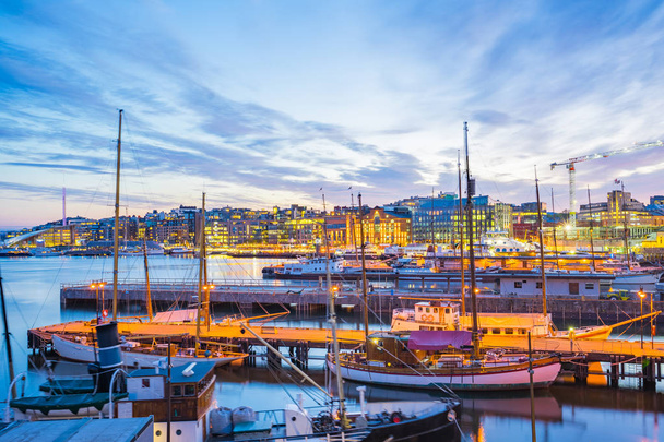 オスロ市船とノルウェーの夕暮れヨット オスロ港 - 写真・画像