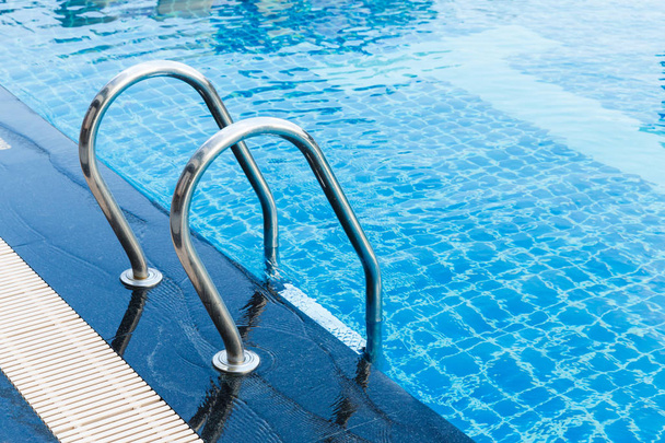 Rails de main de piscine en acier inoxydable
 - Photo, image