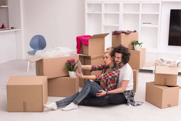 young couple moving  in new house - Foto, Imagem