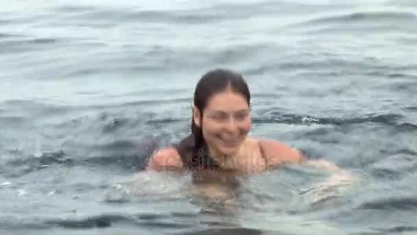 Nurek kobieta nurkuje w płetwy podwodne w Morzu Czerwonym. - Materiał filmowy, wideo
