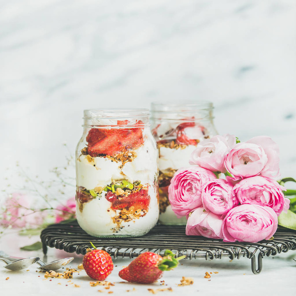 Healthy spring breakfast jars  - Foto, Imagen