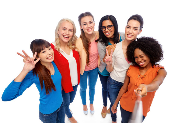 gruppo internazionale di donne con bastone selfie
 - Foto, immagini
