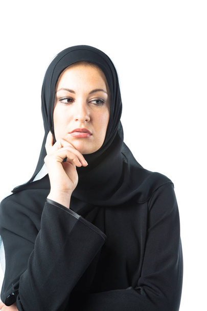 Geleneksel Arap Kıyafeti Giyen Genç Kadın - Fotoğraf, Görsel