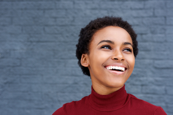 Jovem mulher negra rindo
  - Foto, Imagem