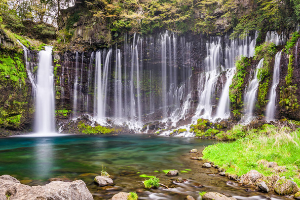 日本で白糸の滝 - 写真・画像