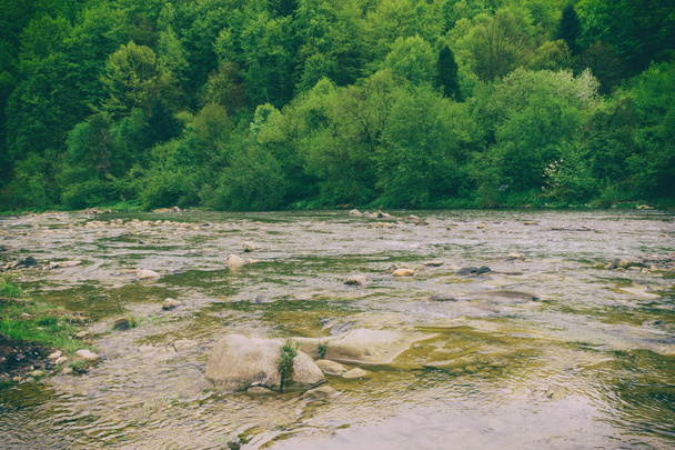Piękny Teren górzysty i rzeki - Zdjęcie, obraz