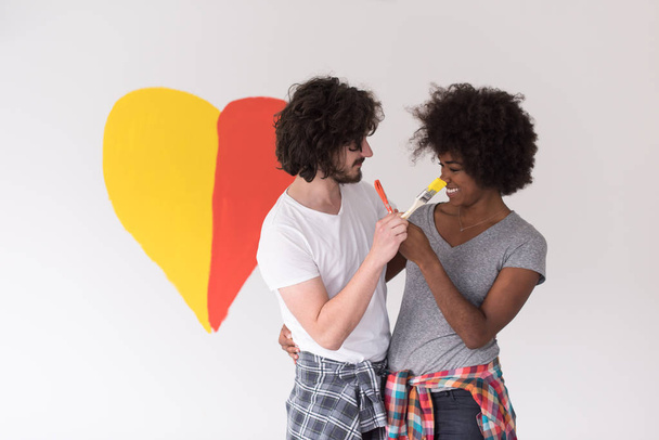 couple with painted heart on wall - Foto, imagen