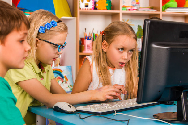 Kinder Computerkurs für Bildung und Videospiel. - Foto, Bild