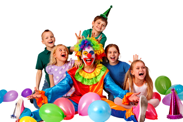 Doğum günü çocuk palyaço çocuklarla oynarken. Çocuk tatil kek kutlama. - Fotoğraf, Görsel