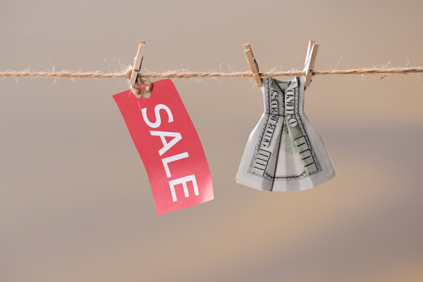 Satılık işareti ve Doları banknot clothesline üzerinde - Fotoğraf, Görsel