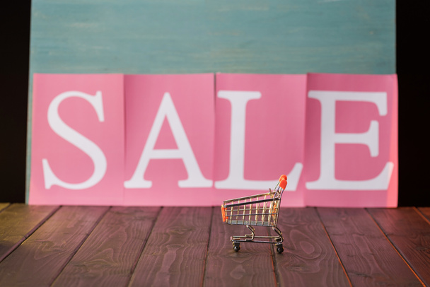 küçük alışveriş sepeti satışı işareti ile - Fotoğraf, Görsel