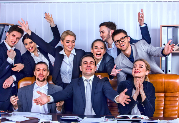 Gli uomini d'affari la vita di ufficio della gente di team sono felici con pollice in su
 . - Foto, immagini