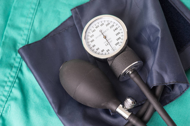 Dispositivo de pressão arterial localizado no hospital fundo verde
. - Foto, Imagem