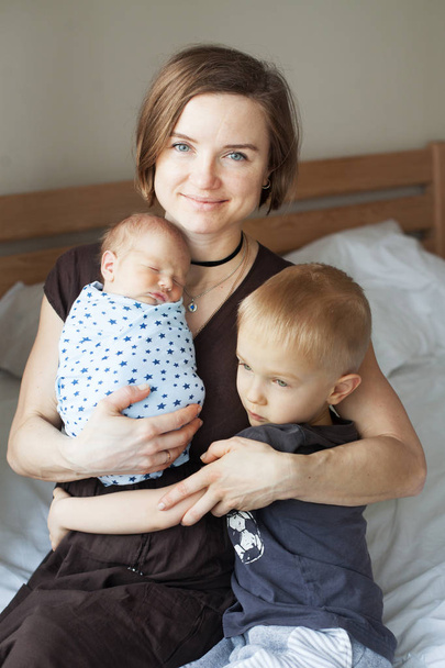 young mother with  two kids - Zdjęcie, obraz