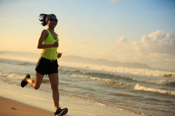 Mulher correndo na praia arenosa
 - Foto, Imagem