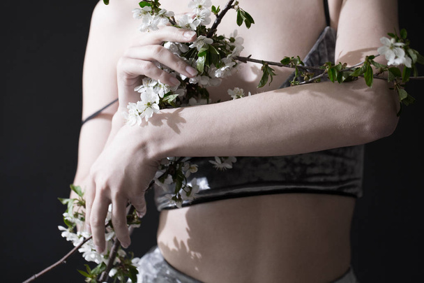 Belle fille presse branches de cerise à ses seins
 - Photo, image