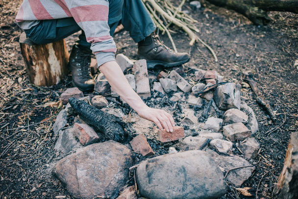 muž uspořádání kámen pro táborák  - Fotografie, Obrázek