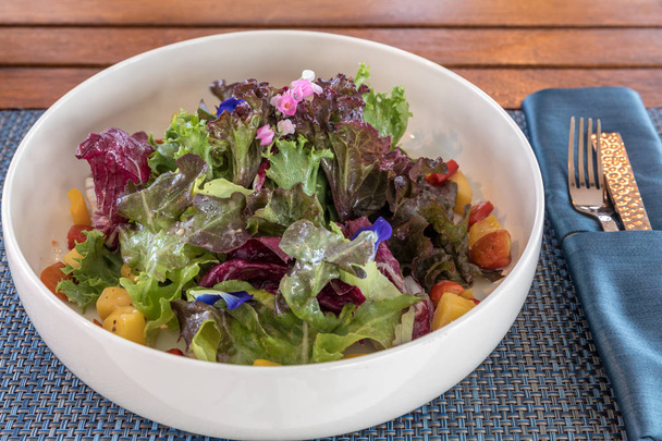 Green Salad with fresh fruit - Foto, Imagem