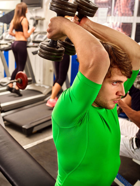 Hombres de fitness amigos en gimnasia pesas de entrenamiento con equipo
. - Foto, Imagen