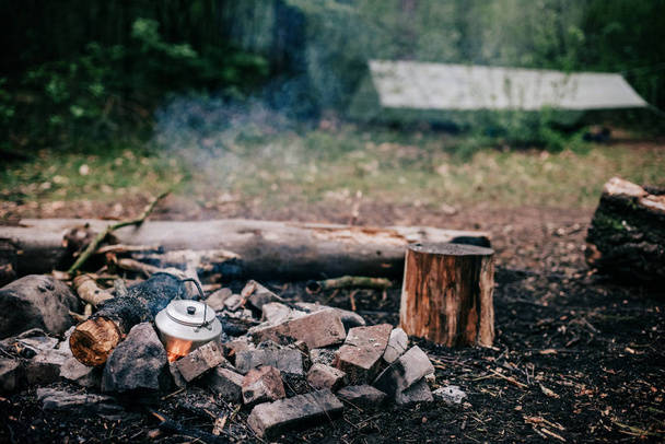 metalowy czajnik na ognisku - Zdjęcie, obraz