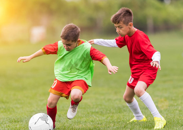 Kinderen voetbal voetbal - kinderen spelers match op voetbalveld  - Foto, afbeelding