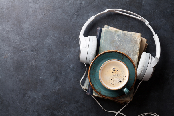 Kopfhörer, Kaffee und Bücher - Foto, Bild