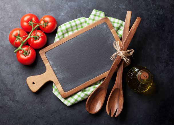 Naczynia do gotowania i pomidory - Zdjęcie, obraz