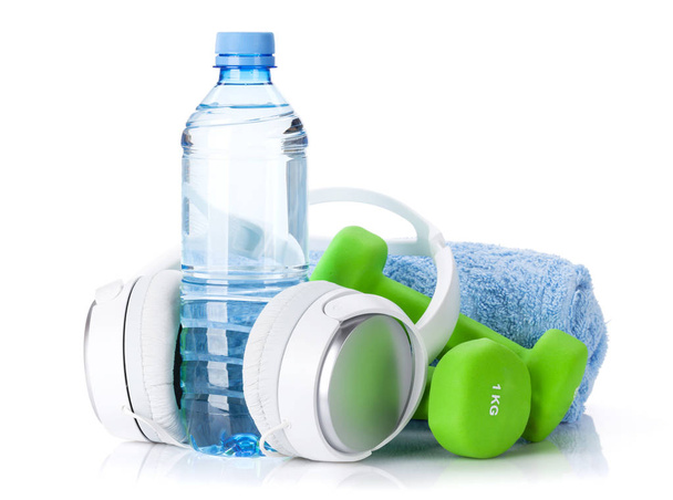 Αλτήρες, ακουστικά, μπουκάλι και πετσέτα - Φωτογραφία, εικόνα