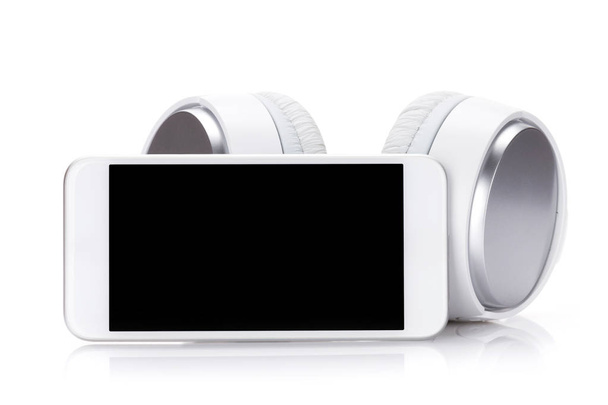 Smartfon oraz słuchawki na białym tle - Zdjęcie, obraz