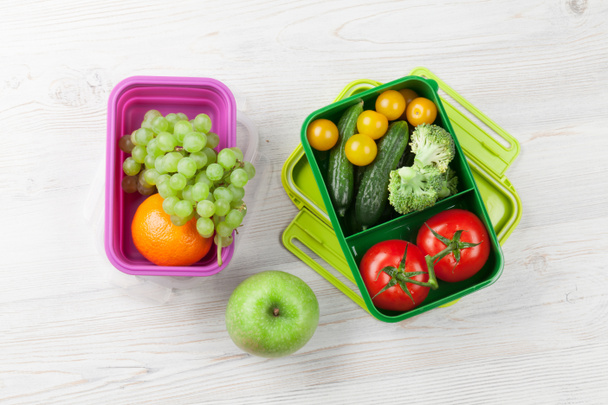 boîtes avec légumes et fruits
 - Photo, image