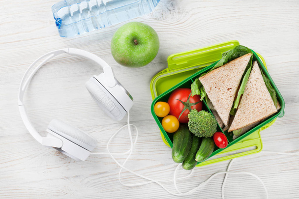 box τροφίμων με σάντουιτς και ακουστικά - Φωτογραφία, εικόνα