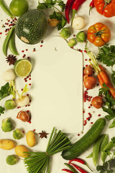 Ramki z ekologicznych warzyw na białym - Zdjęcie, obraz