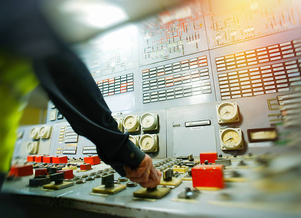 Ruku na ovládacím panelu elektrárny - Fotografie, Obrázek