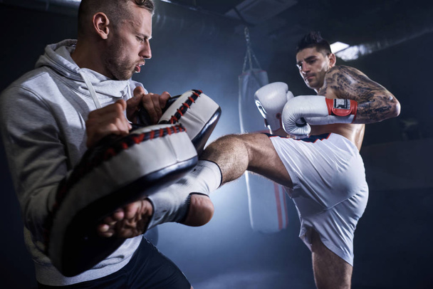 boxeador masculino entrenando con su entrenador
 - Foto, Imagen