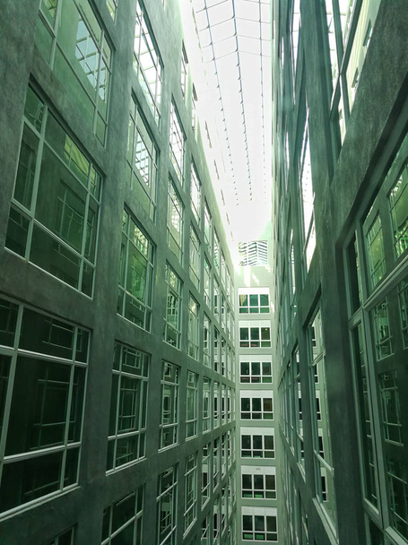 Serie di stretto cortile claustrofobia con finestra di vetro
  - Foto, immagini