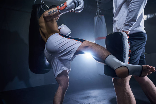 mannelijke-bokser die traint met zijn coach - Foto, afbeelding