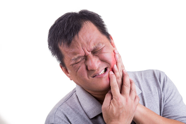 Homme mûr souffrant de douleurs dentaires intenses avec les mains sur fac
 - Photo, image