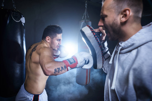 entraînement de boxeur masculin avec son entraîneur
 - Photo, image