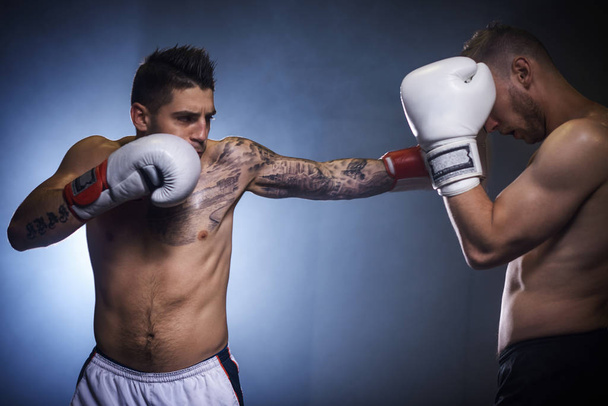 Deux hommes boxe
 - Photo, image