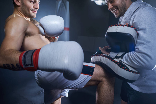boxeador masculino entrenando con su entrenador
 - Foto, imagen