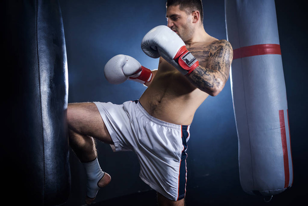 молодий чоловік в боксерських рукавичках
 - Фото, зображення