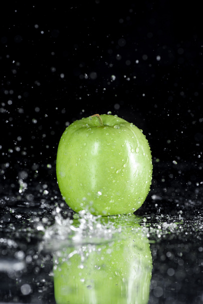 green apple with drops  - Foto, Bild
